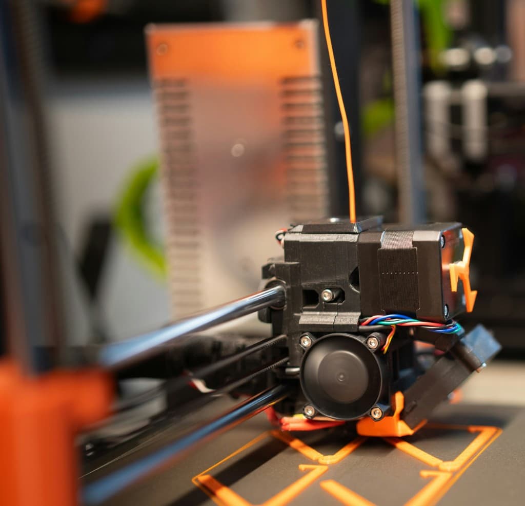 VGS Lab’da 3D baskı sırasında turuncu filament ile üretim
